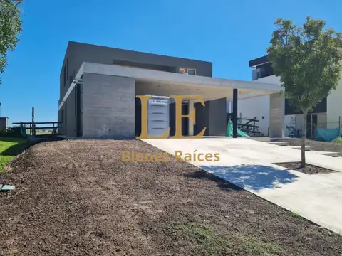 Casa 6 ambientes con 5 baños