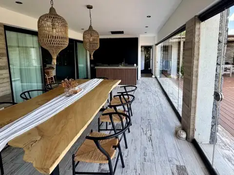 Casa en Venta con 2 cocheras