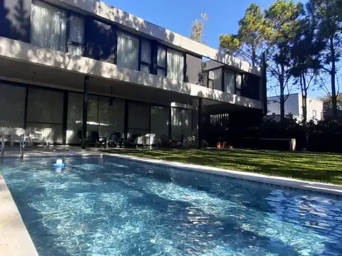 Venta casa de categoría cinco dormitorios con pileta en Barrio Privado Puerto Paraíso