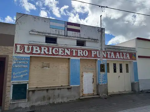 Local con casa y patio a reciclar en Patagones 550