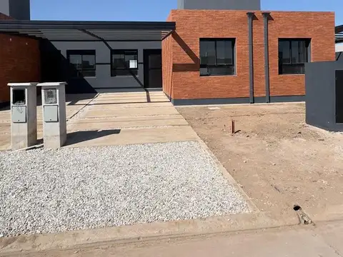 Casa en Colinas de Manantiales  2 Dormitorios con cochera y parrilla en patio