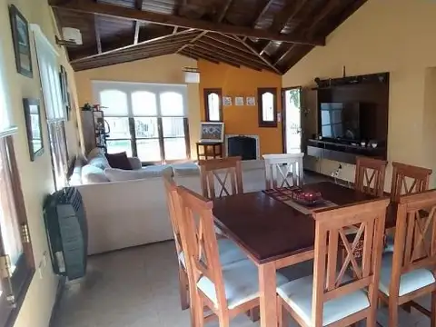 Casa 4 ambientes con 2 baños