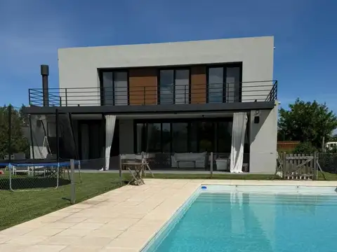 Casa 4 ambientes con 3 baños