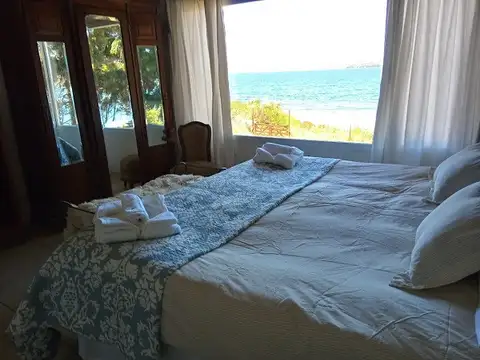 Dina Huapi. Excelente y amplia vivienda sobre la costa del Lago Nahuel Huapi