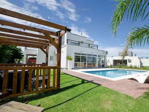 CASA EN VENTA EN LA MAGDALENA CANNING CON PILETA