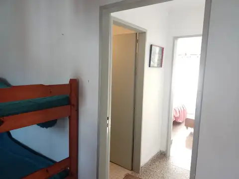 Av. 58 Nº 115 Dto. 4 1º P. – Mar Del Tuyú (120460). Dpto con vista y a metros del mar!