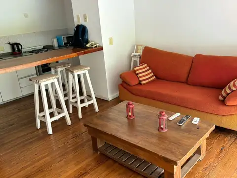 Departamento en PB amoblado con pileta y cochera .