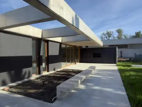 Casa en Venta con 4 cocheras