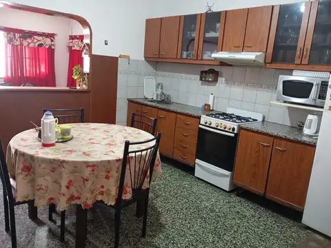 Casa 4 ambientes con 2 baños