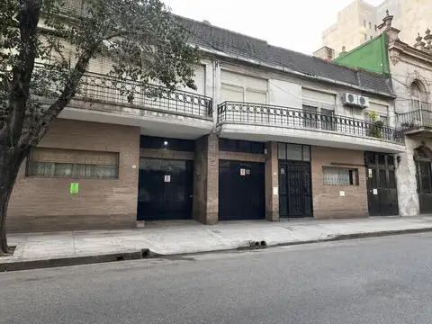 VENTA CASA 5 AMBIENTES  TERRAZA, COCHERA, PATIO CON POTENCIAL  COMERCIAL