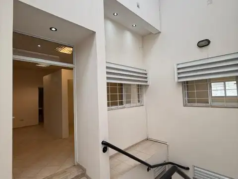 Oficina 6 ambientes con 2 baños