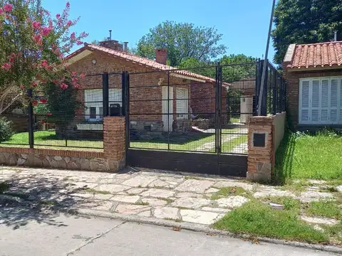 Casa 40 ambientes con 1 baño
