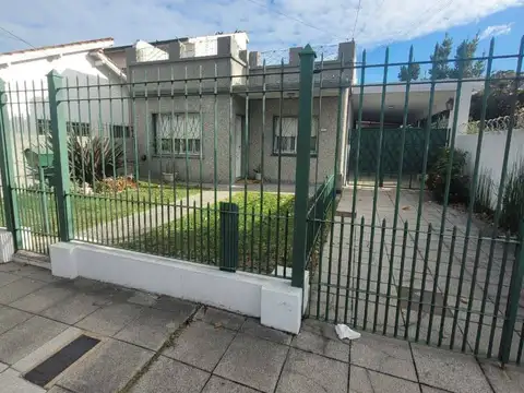Casa con galpon mas terreno lindero