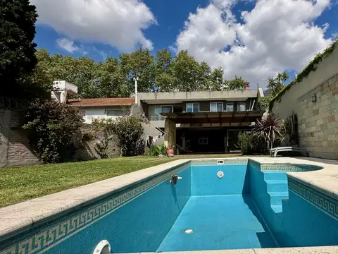 Casa en Venta con 5 cocheras