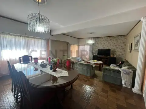 Casa con piscina, quincho y amplio parque sobre lote de 1.316 m² en Monte Grande