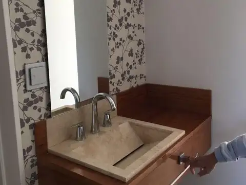 Casa en Venta con 3 cocheras