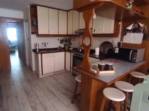 Casa 6 ambientes con 2 baños