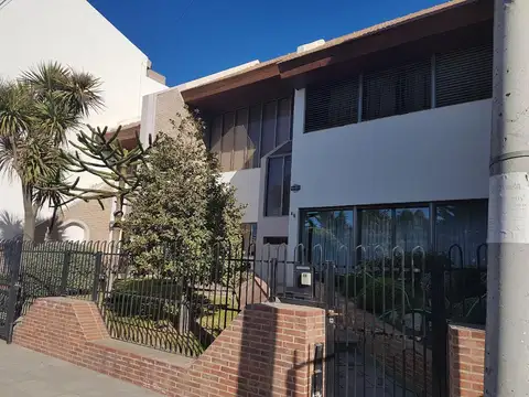 Casa nivel gerencial en Av. Polonia