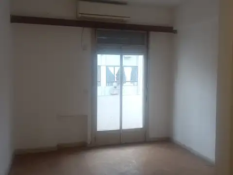 EXCELENTE DEPARTAMENTO AL FRENTE. SEMIPISO. BALCON. TODO EXTERNO. LUZ INMEJORABLE.