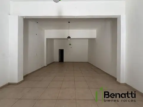 Local en alquiler con persiana automática en zona comercial