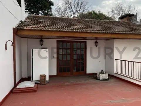 Venta Casa Saavedra con quincho, patio, terraza y garage