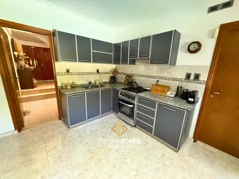 Casa en Venta con 4 cocheras