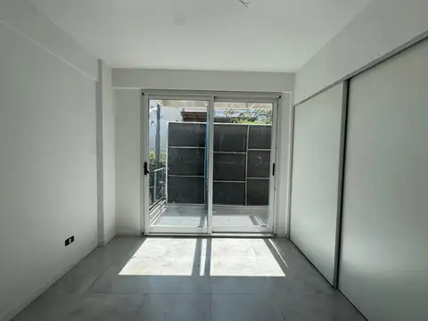 Av E Galvan 3000, Piso PB