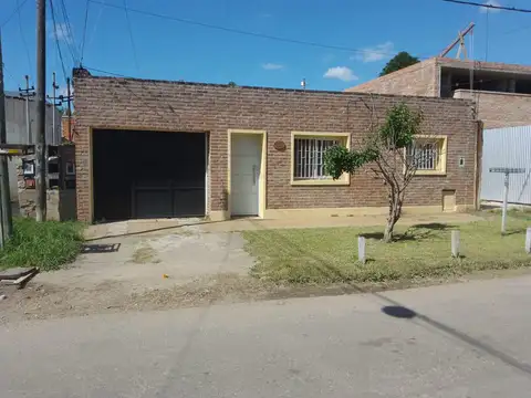 VENTA/PERMUTA - Casa - 2 Dormitorios - Cochera y Jardín - Fisherton, Rosario.