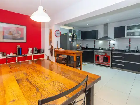 PH tipo casa - 5 dormitorios, ingreso independiente, patio interno y amplia terraza.