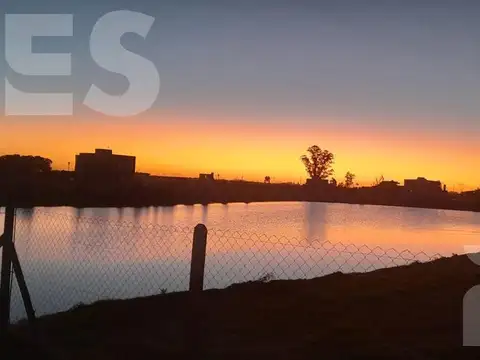 Venta Lote a la Laguna en Barrio Santa Clara al Sur