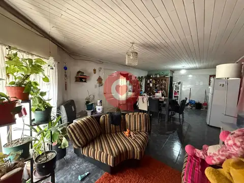 Casa 8 ambientes con 2 baños
