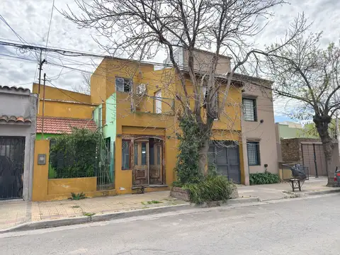CASA SEMICENTRICA DE DOS DORMITORIOS, TANDIL.