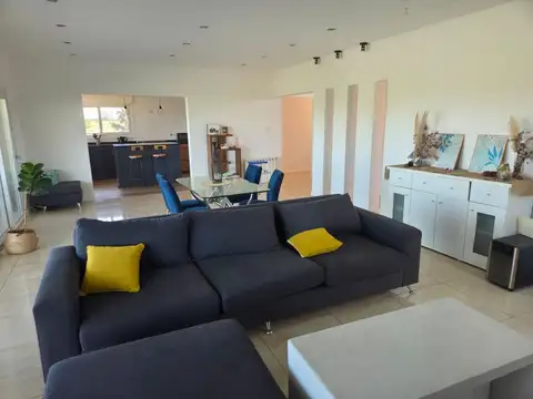 Casa 8 ambientes con 4 baños