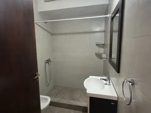 Casa de 2 dormitorios con garage cubierto en alquiler *sólo uso comercial*