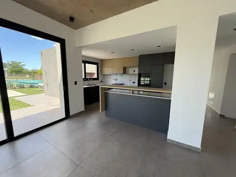 Casa 4 ambientes con 2 baños