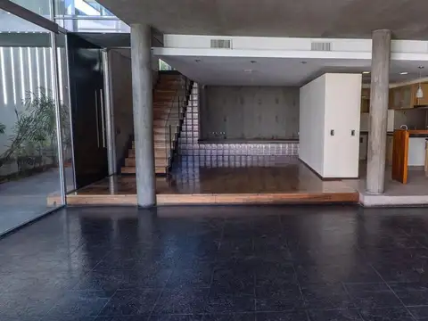 Casa en Venta con 8 cocheras