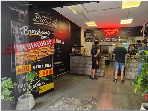 Excelente Local Comercial con Sotano y bauleras! Se vende con Renta  Entre Uruguay y Parana
