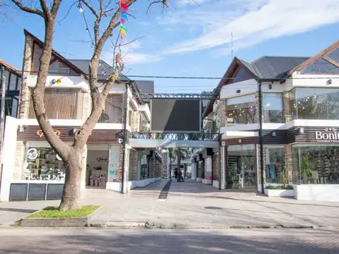 Locales comerciales a la venta en importante galería comercial de Funes. (Ver descripción)