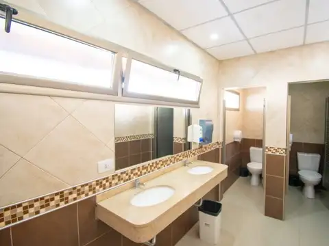 Locales comerciales a la venta en importante galería comercial de Funes. (Ver descripción)