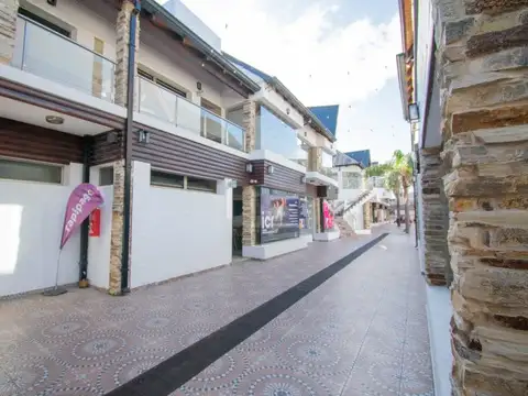 Locales comerciales a la venta en importante galería comercial de Funes. (Ver descripción)