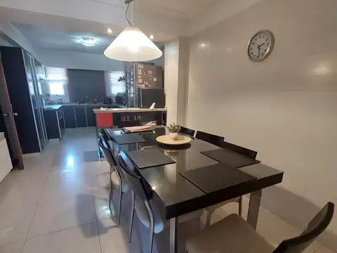 EXCELENTE CASA DE CATEGORIA DE 5 AMBIENTES CON GARAGE 5 AUTOS - PARQUE - PILETA - JACUZZI - QUINCHO -