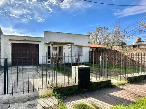 CASA EN VENTA RINGUELET - 2 DORMITORIOS