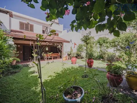 Casa en Villa Pueyrredon con 4 habitaciones en dos plantas con cochera, jardín y galería
