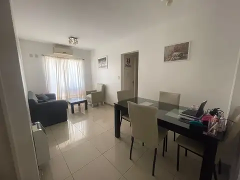 ALQUILER SIN MUEBLES. pleno corazón de Almagro, piso alto al contrafrente con balcón corrido.