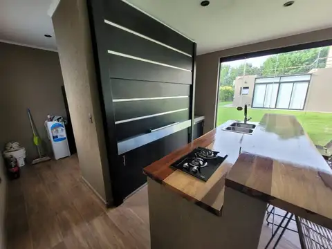 Casa 6 ambientes con 4 baños