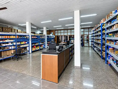 Local en República de la Sexta - amplio salón - oficinas - baño - zona comercial