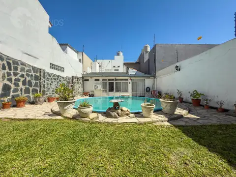 Venta Casa con parque y pileta Quilmes Apto Crédito