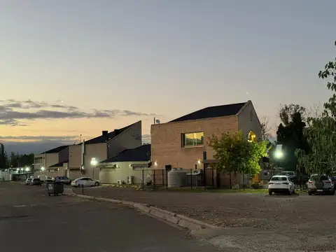 Casa en Alquiler con 1 cochera