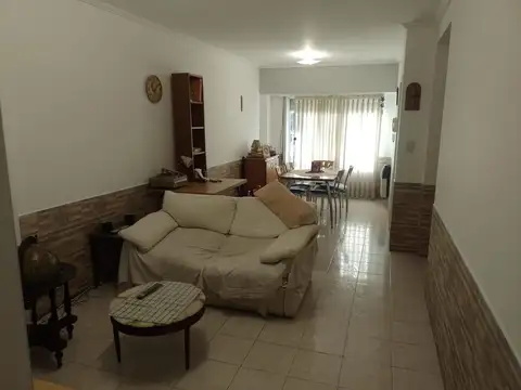 3 ambientes al frente con patio y guarda coche