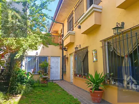 CASA VENTA 5 AMBIENTES BANFIELD CON COCHERA